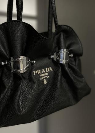 Чорна. шкіряна сумка від prada