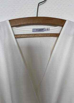 Белое платье на запах с вышитыми коласками3 фото