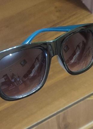Сонце захисні окуляри,купляла в reserved.є невеличкий дефект указаний на останньому фото.