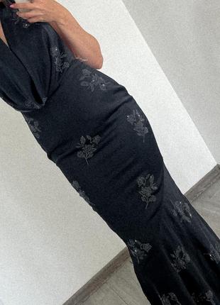 Довга сукня чорного кольору з камінчиками від бренду oh polly