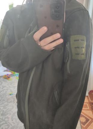 Демисезонная на флисе темно-зелёная курточка военная m-l8 фото