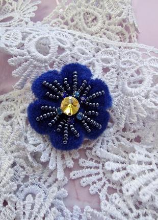 Брош із бархата