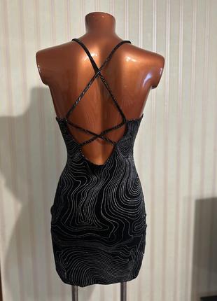 Черное мини платье с блестками открытой спинкой3 фото