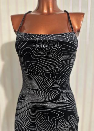 Черное мини платье с блестками открытой спинкой2 фото