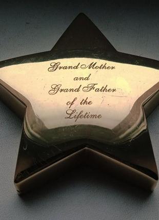 Сувенирная звезда привезена из сша написано:- бабушка и дедушка вместе на всегда!