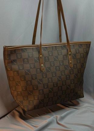 Жіноча вмістка сумка коричневого кольору.