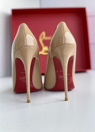 Лабутени жіночі бежеві шкіряні лакові туфлі-чов- ники christian louboutin5 фото