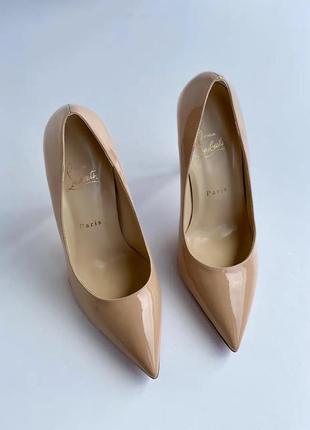 Лабутени жіночі бежеві шкіряні лакові туфлі-чов- ники christian louboutin10 фото