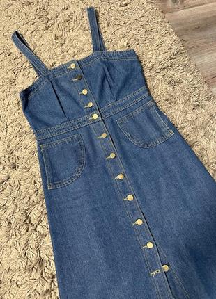 Джинсовый сарафан на пуговицах облегающий