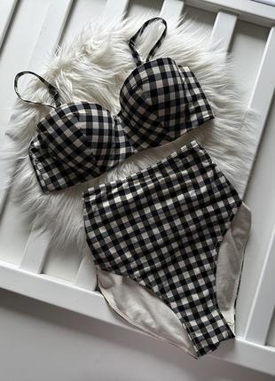 Шикарний купальник з високими трусиками
