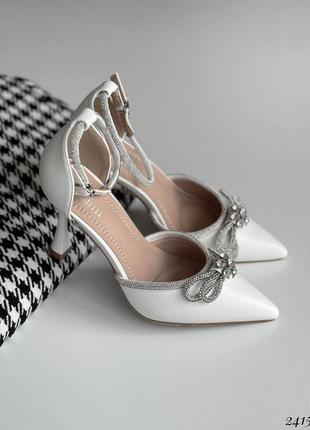 Білі жіночі туфлі на шпильці підборі з срібним бантиком5 фото