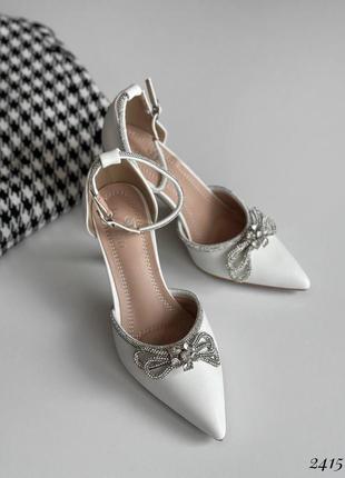 Білі жіночі туфлі на шпильці підборі з срібним бантиком7 фото