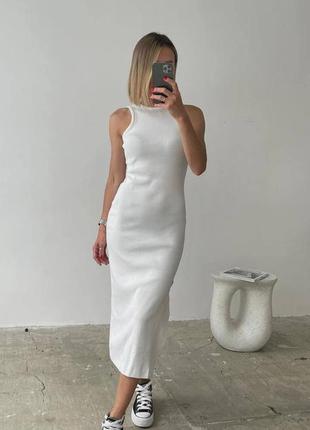 Біла приталена сукня міді в рубчик