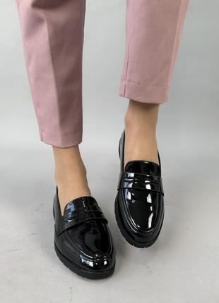 Жіночі лакові натуральні туфлі лофери
