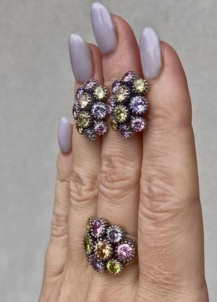 Массивный яркий серебряный комплект серьги и кольцо с разноцветными корундами7 фото