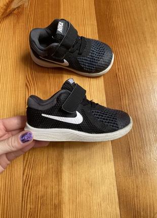 Nike дитячі літні кросівки у дуже хорошому стані. розмір 22-23, етикетка з розміром на жаль під час прання від клеїлася.