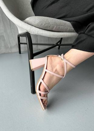Босоножки сандали пудра розовые на высоком каблуке широком устойчивом с переплетом