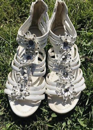 Женские босоножки