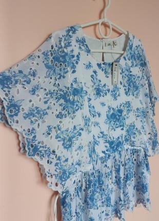 Белая в голубой цветочный принт праздничная блузка из прошвы, блуза из шия 50-52 р.2 фото