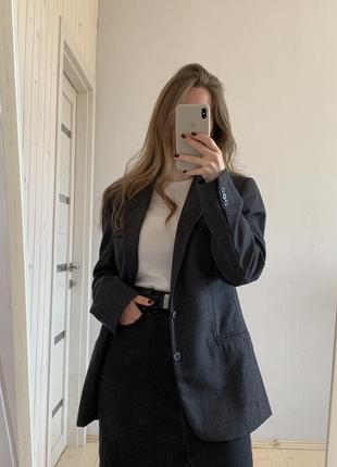 Стильный серый пиджак