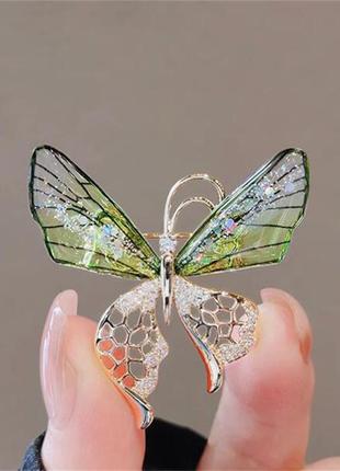 Витончена брошка метелик
