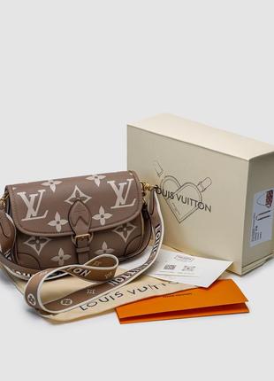 Женская сумка в стиле louis vuitton diane monogram empreinte leather tourterelle / creme premium.