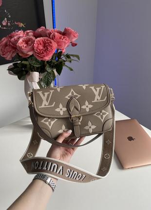 Женская сумка в стиле louis vuitton diane monogram empreinte leather tourterelle / creme premium.