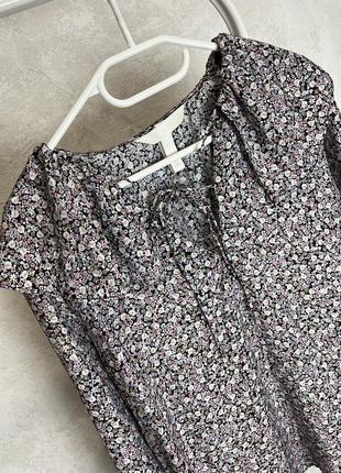 Очаровательная пышная блуза h&m в цветочный принт с воротником размер м свободный крой ворот волан романтическая4 фото