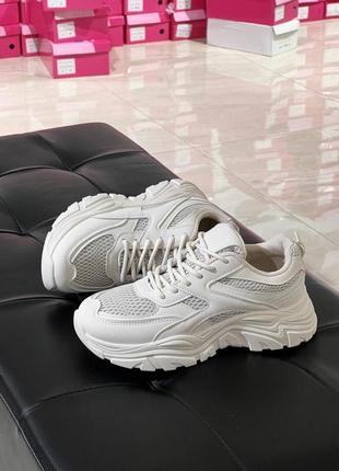 Стильні жіночі білі кросівки