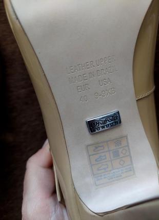 Стильные брендовые лакированные туфли лодочки карамельного цвета.8 фото
