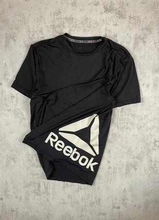 Стиль на асфальті: футболка reebok з великим логотипом