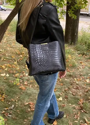 Женская сумка черная через плечо под рептилию, небольшая женская сумочка змеиная