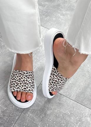 Удобные леопардовые шлепанцы