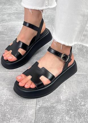 Чорні шкіряні босоніжки в стилі гермес hermes