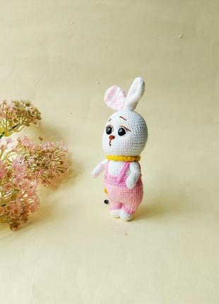 Зайчик, заяц в розовых штанишках, вязаная игрушка4 фото