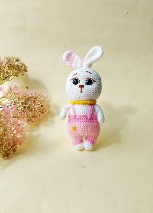 Зайчик, заяц в розовых штанишках, вязаная игрушка8 фото