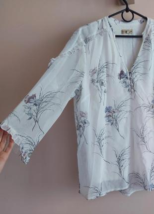 Нежная белая блуза в цветочный принт с маленькими воланами по рукавам, р. 122 фото