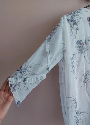 Нежная белая блуза в цветочный принт с маленькими воланами по рукавам, р. 124 фото