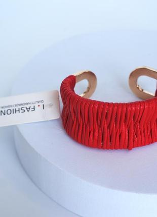 Ефектний браслет з плетінням із червоного шнура