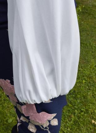 Платье в цветочный принт с поясом с объемными рукавами9 фото