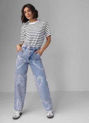 Женские джинсы с принтом в форме сердца