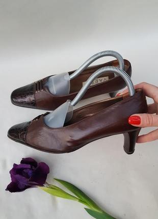 Базові шкіряні італійські класичні туфельки повністю з м'якої якісної шкіри з лаковими вставками