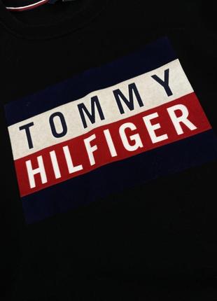 Емблема елегантності: чорний світшот tommy hilfiger з великим логотипом6 фото