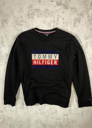 Эмблема элегантности: черный свитшот tommy hilfiger с большим логотипом