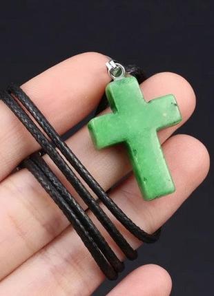 Крест из камня на шнурке зеленый