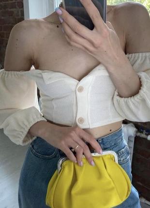 Укороченная блуза летняя кроп топ с рукавами и открытыми плечами