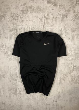 Спортивна стильність: чорна футболка nike з рефлективним значком