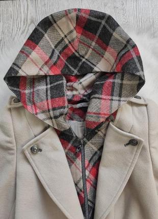 Бежевое белое короткое пальто с капюшоном в красную черную клетку шерсть натуральное7 фото