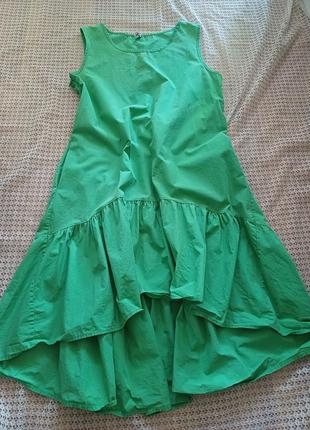 Яркое зеленое асимметричное платье с оборкой6 фото