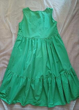 Яркое зеленое асимметричное платье с оборкой7 фото